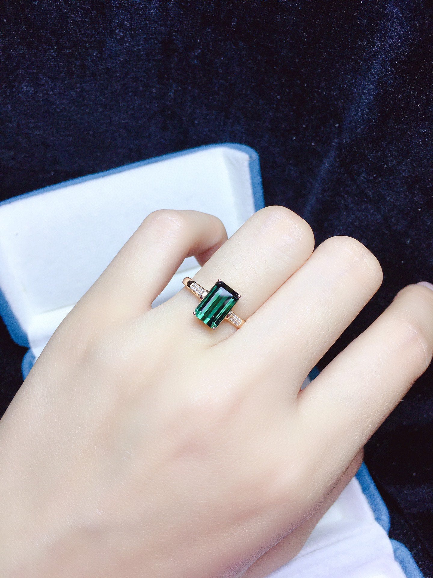 Natürlicher Turmalinring aus 18 Karat Gold mit Diamantakzenten – exquisiter Schmuck