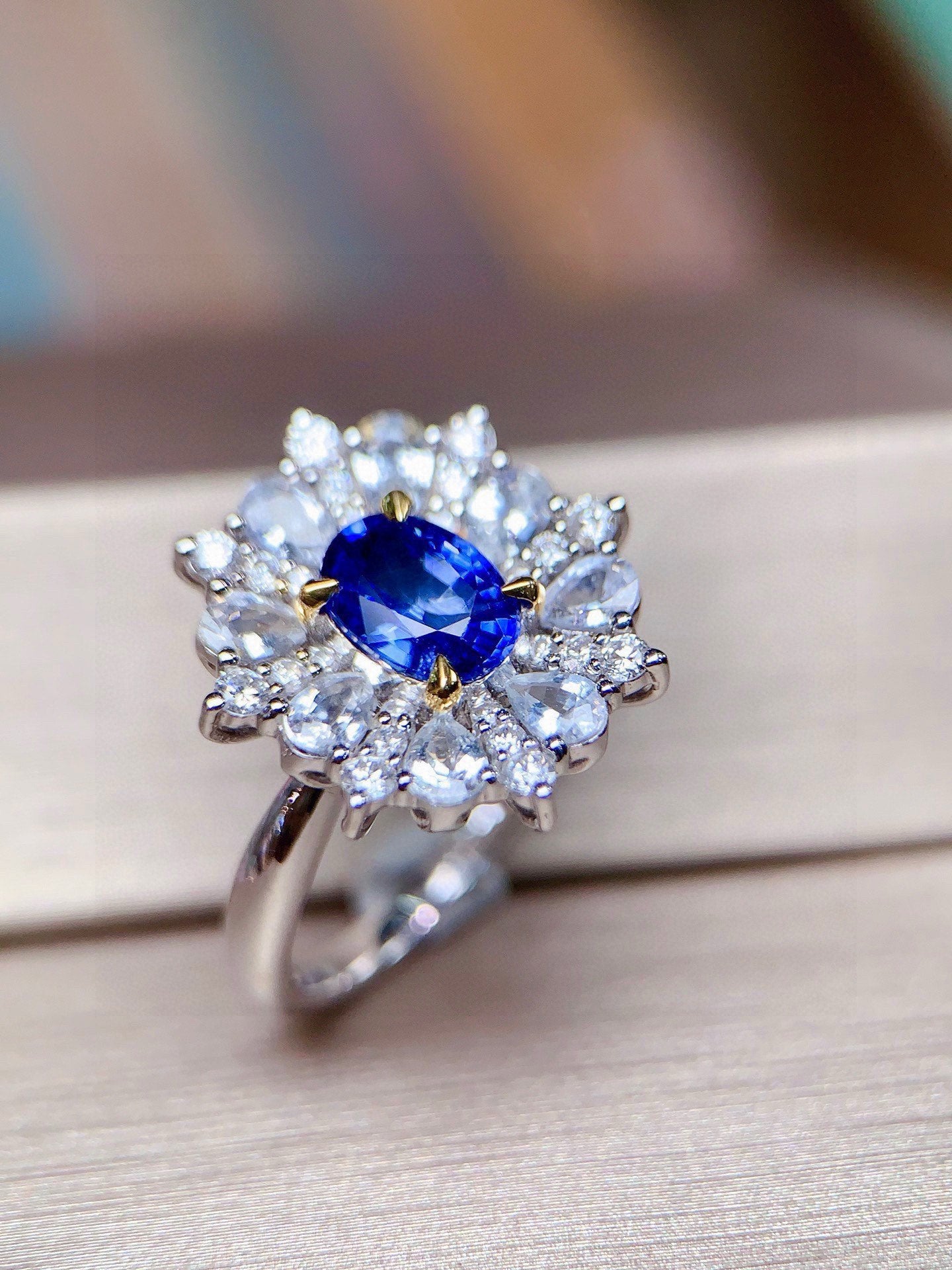 Cincin Nilam Mewah dalam Emas 18K dengan Aksen Berlian - Barang Kemas Cantik
