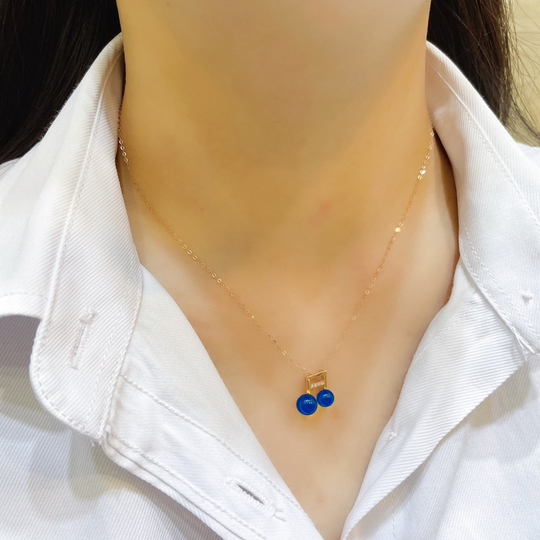 Eco otoñal de la primavera: Colgante de ámbar azul dominicano incrustado en oro de 18 quilates - Joyería Única