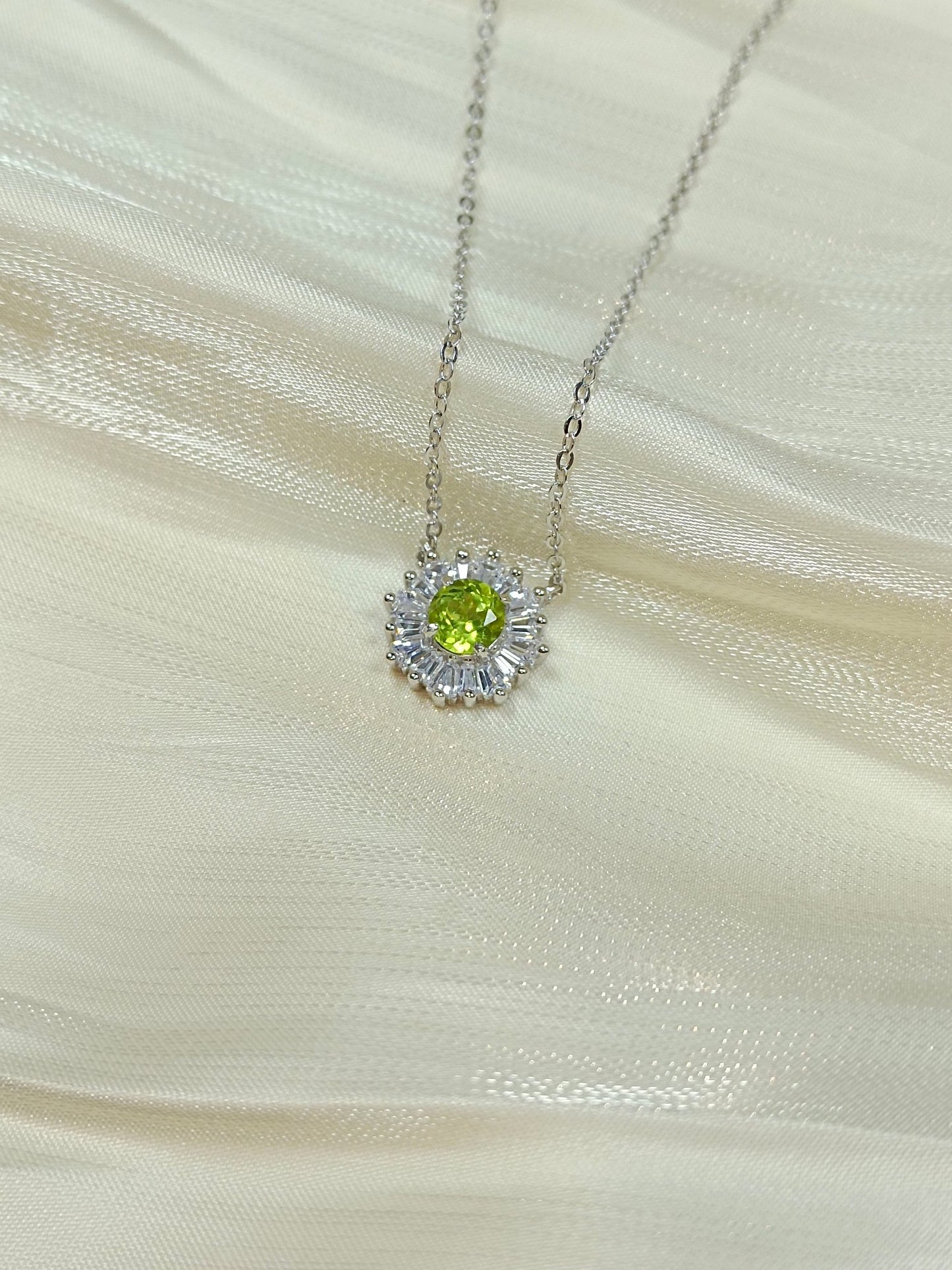 Collana con pendente in argento S925 con peridoto incorporato - Design girasole