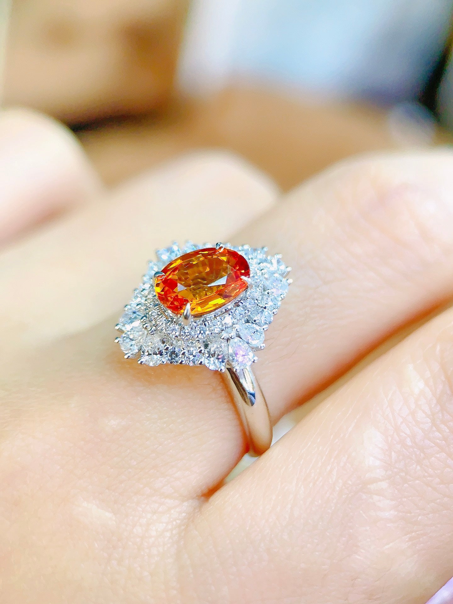 Cincin Safir Emas 18K - Kehadiran Surgawi yang Mulia dalam Koleksi Anda