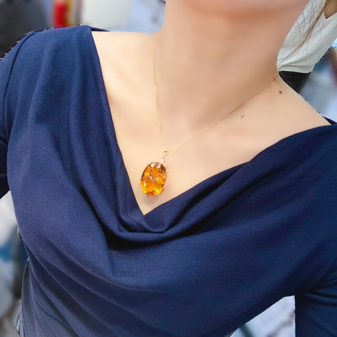 Dije radiante similar al sol: joyería con colgante de citrino amarillo incrustado en oro de 18 k