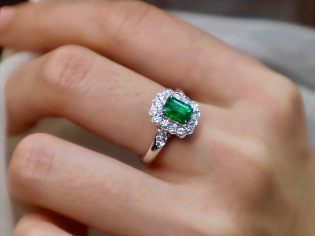 Exquisite One-Carat Emerald Ring - Premium Jewelry Collection
