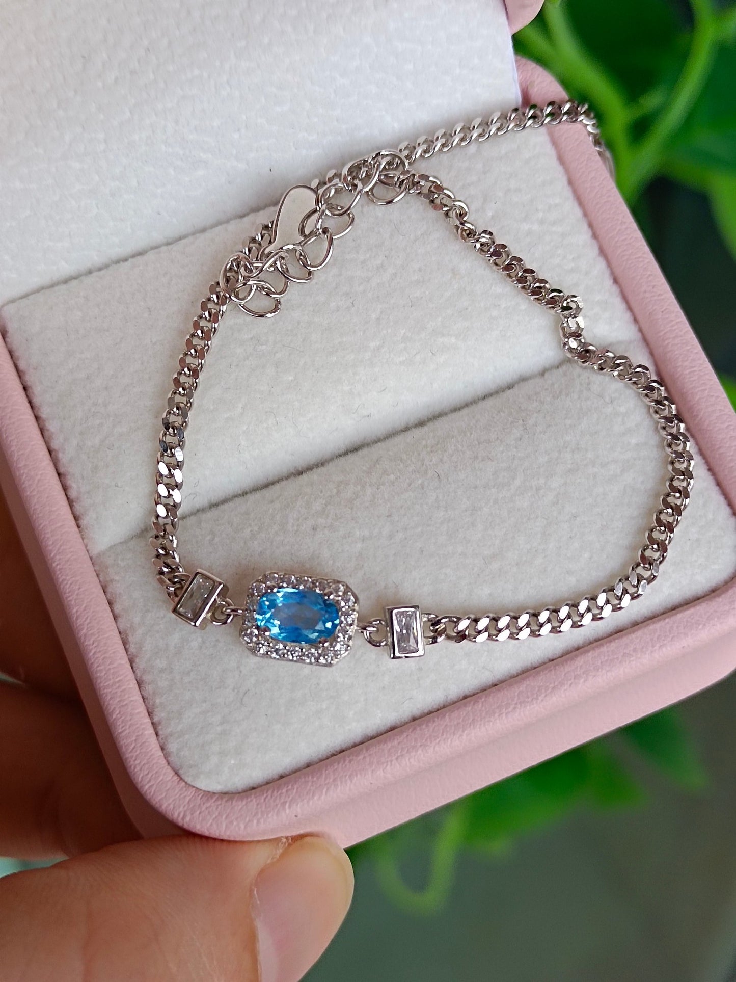 Squisito braccialetto svizzero con topazio azzurro naturale - Gioiello elegante