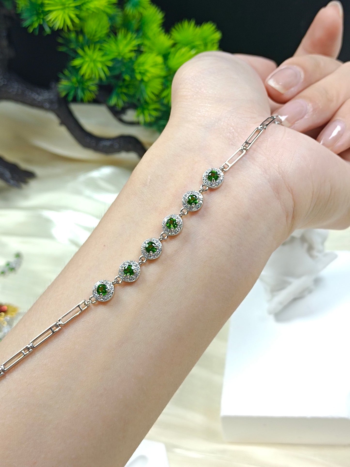 S925 sølvarmbånd med innebygd diopside – elegant og moderne design