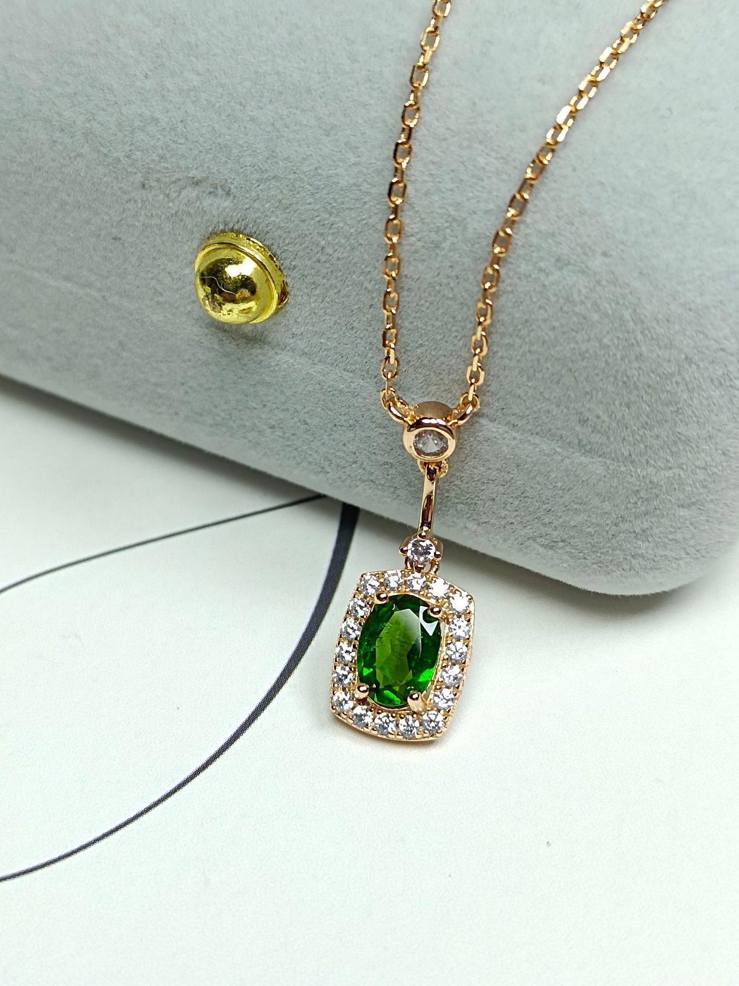 Collana con diopside naturale: un simbolo di speranza, salute e longevità nei gioielli