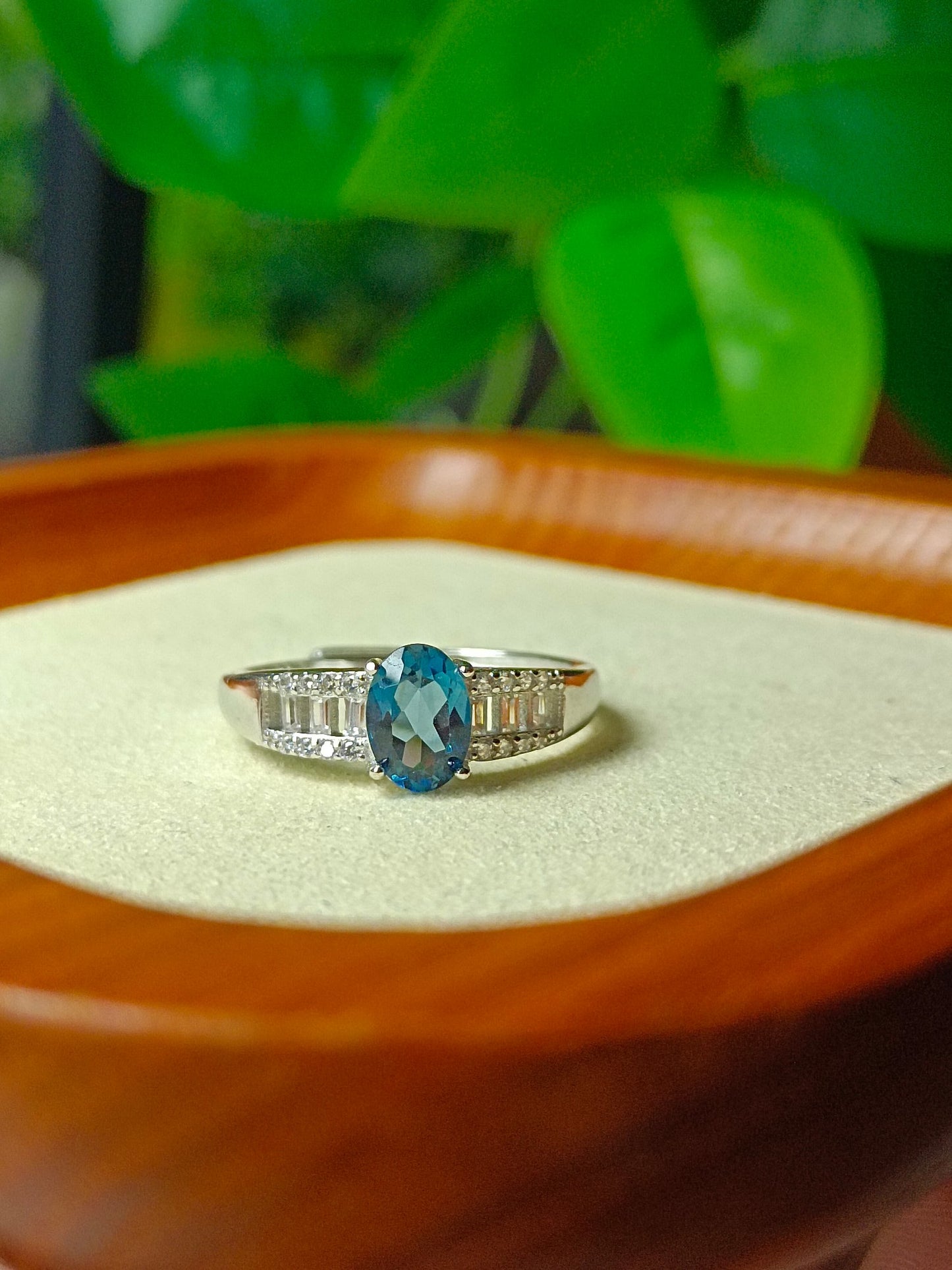 Mystic London Blue Topaz Ring - Utsökta smycken för förtrollande elegans