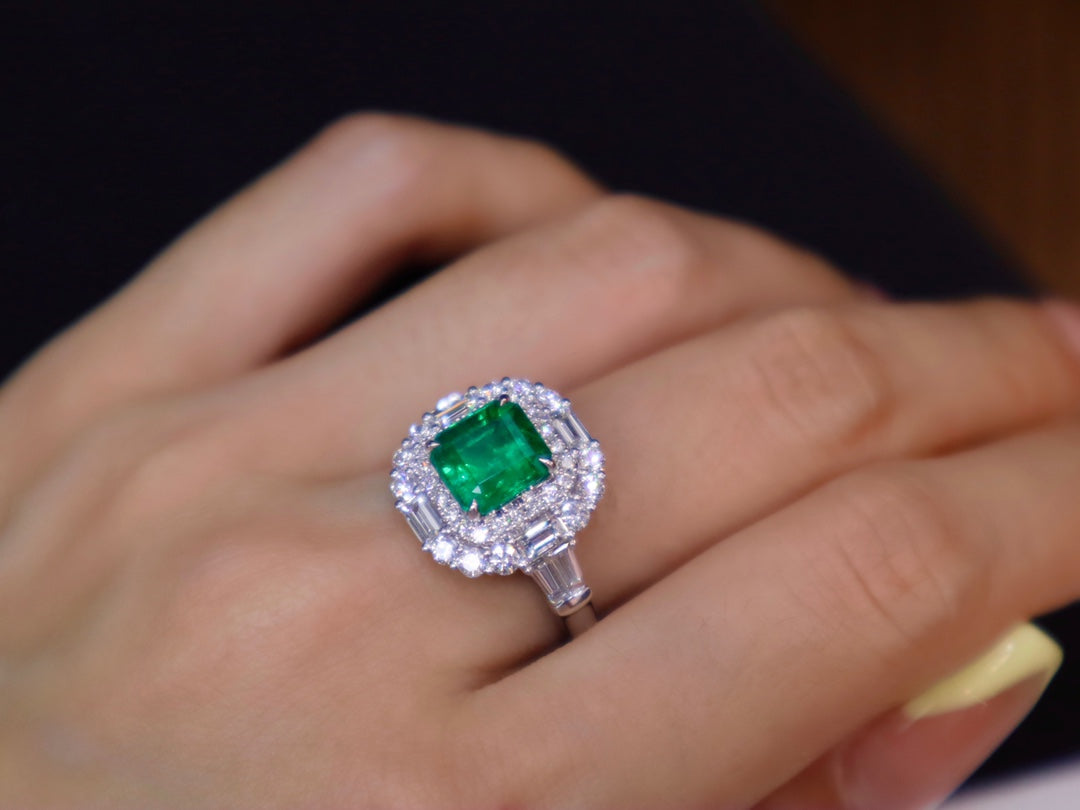 Anello con smeraldo: gioielli di qualità premium per ogni occasione
