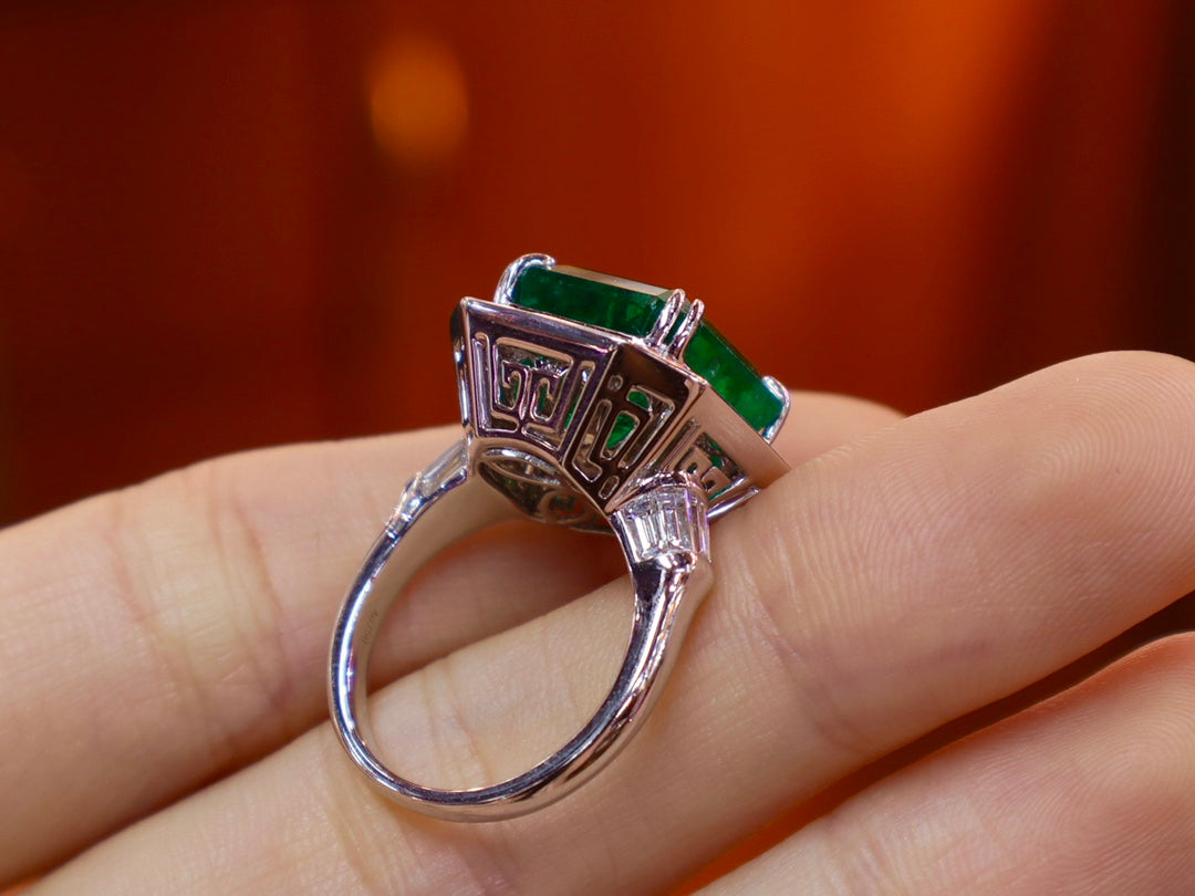 Luxurious 10.66ct Emerald Ring - A Masterpiece of Jewelry