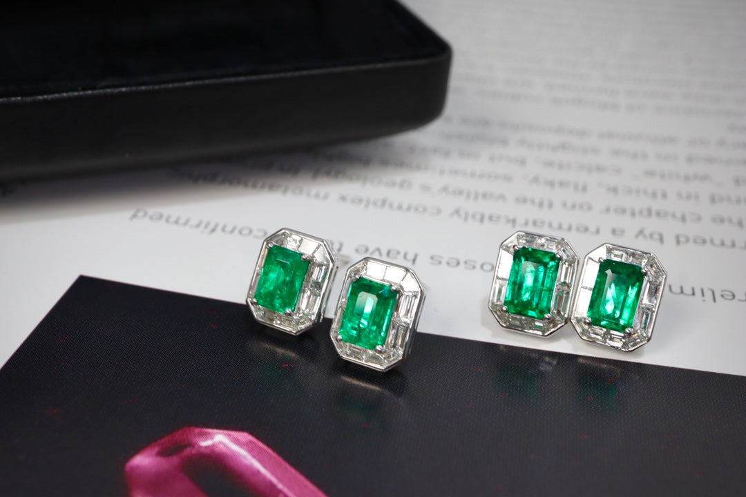 Elektrisierende Smaragd-Eleganz: Sambische Smaragd-Ohrstecker