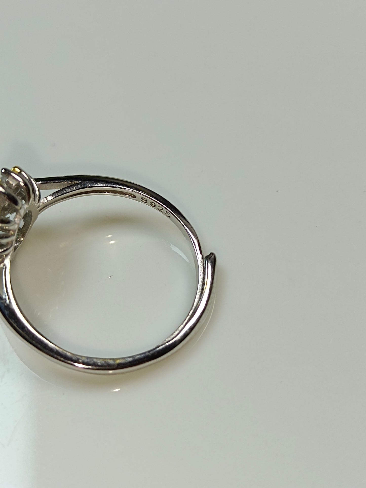 Exquisite S925 Silver Emerald Ring with Luxury Embedding - Unique Jewelry Design