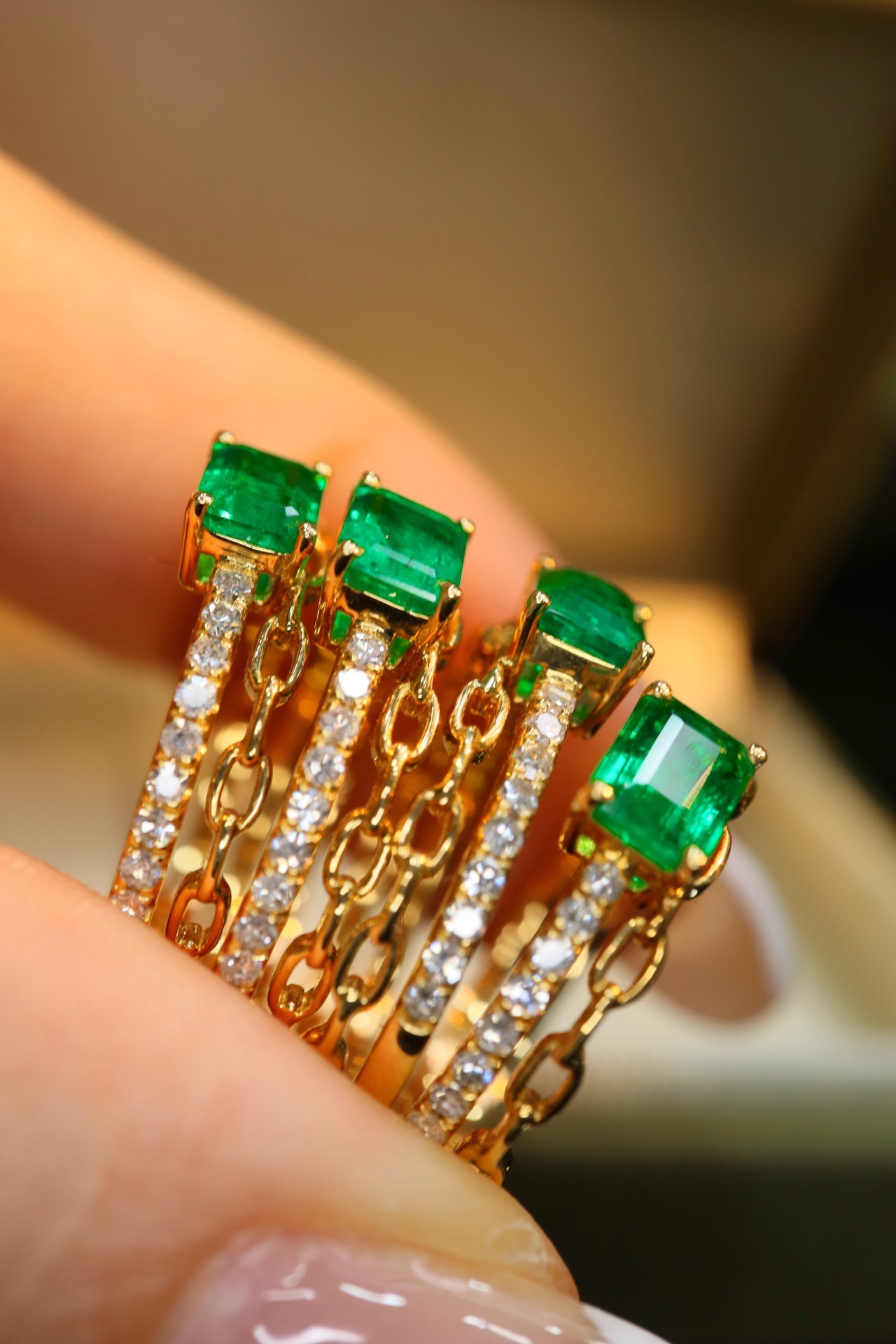 Panjshir Fine Jewelry - smaragdisormus timanttikorosteella