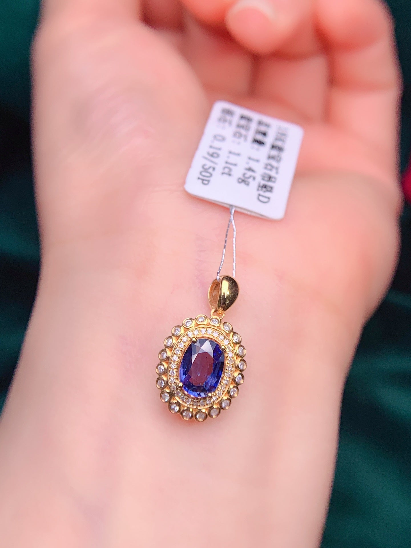 Liontin Safir 18K dengan Aksen Berlian - Perhiasan Elegan
