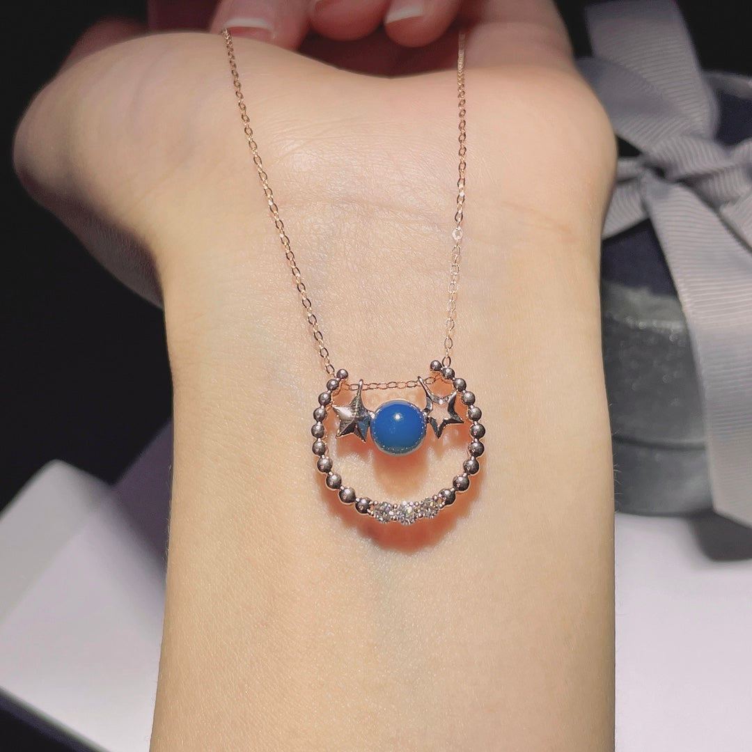 絶妙な18Kゴールド埋め込みドミニカ産ブルーアンバーペンダント - ジュエリーの喜び