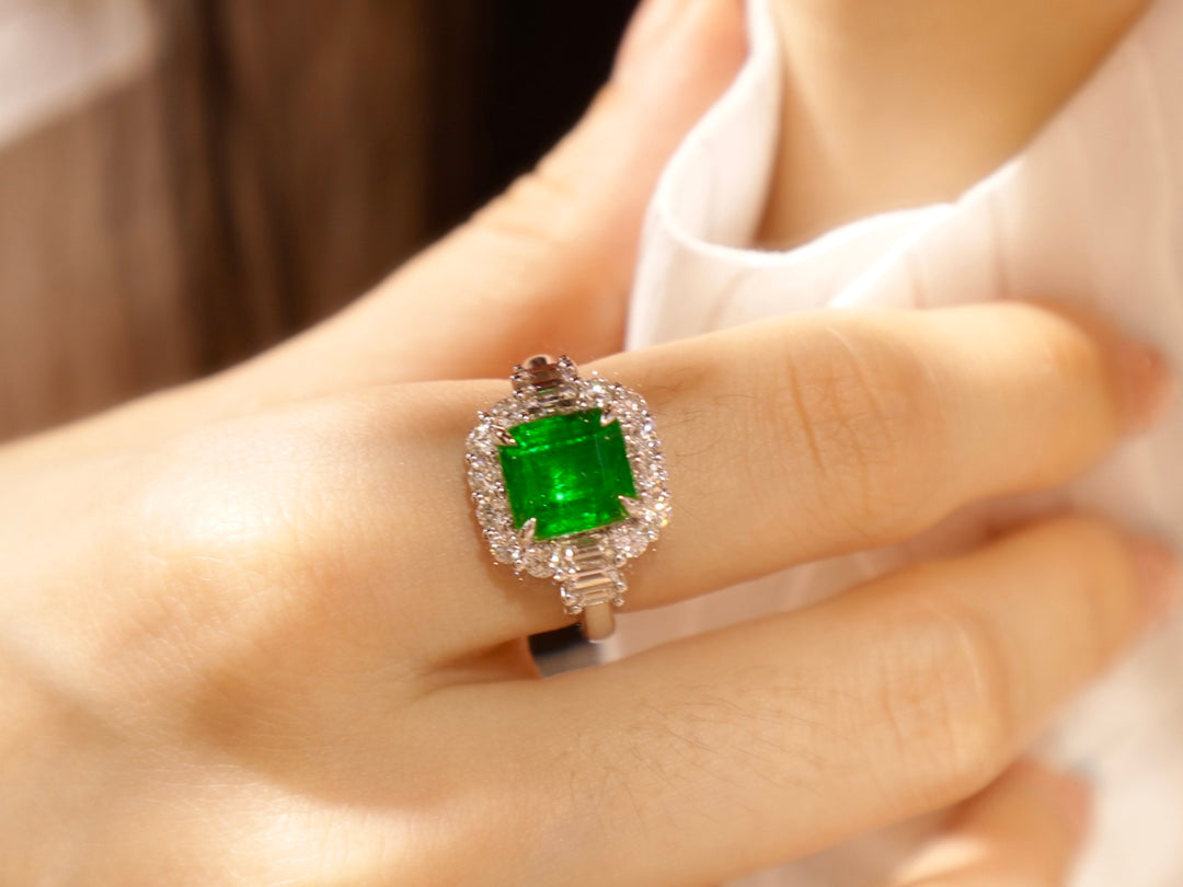 Anello con smeraldo - Gioielli con pietre preziose vetrose ad alta saturazione verde vivido