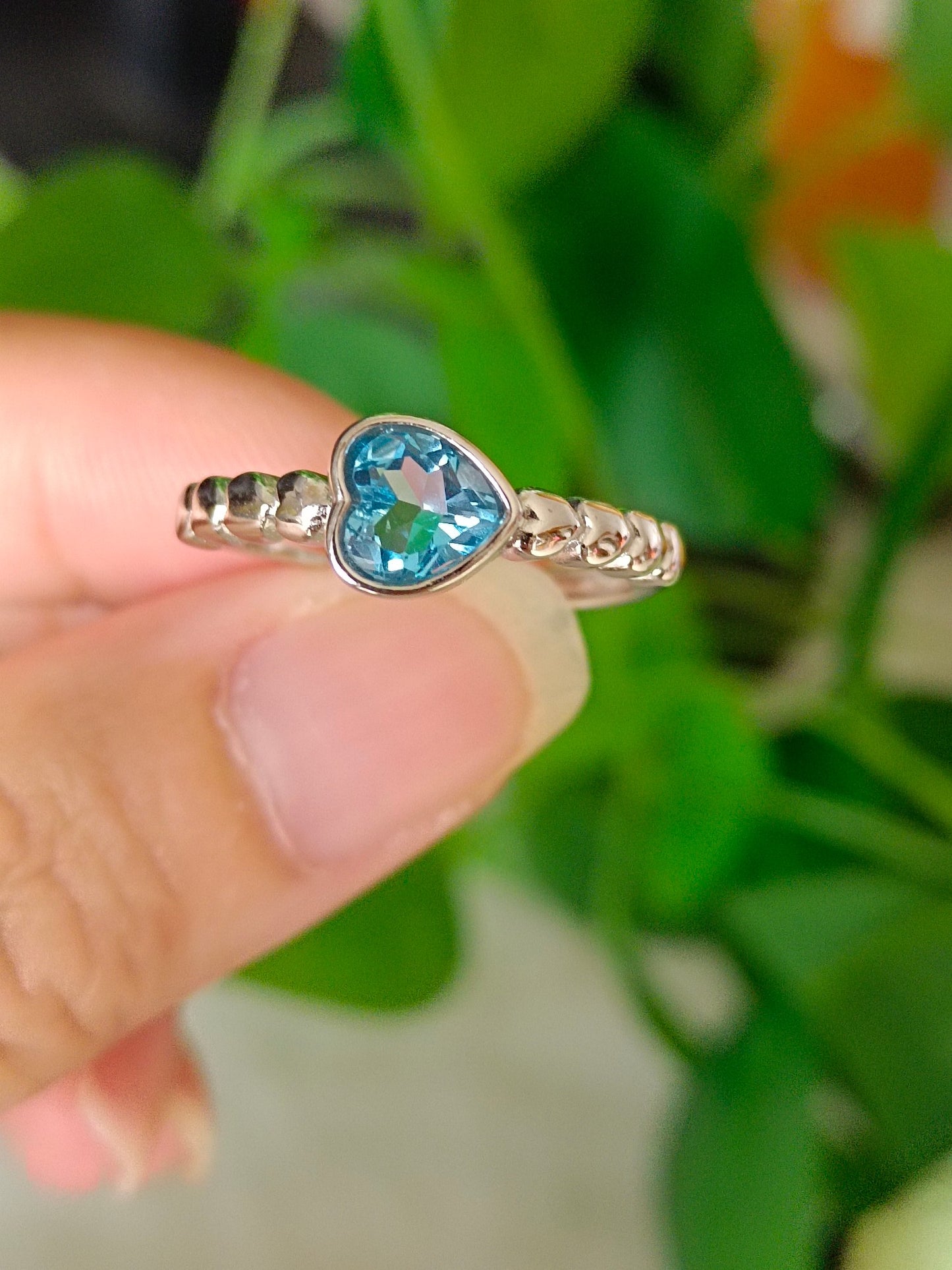Anello a cuore con topazio naturale: un gioiello abbagliante