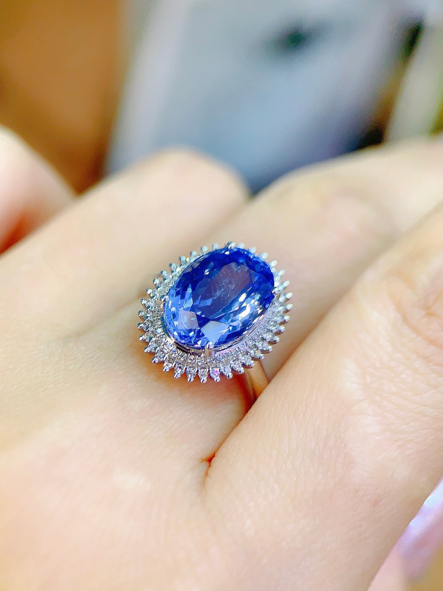 Exquisito Anillo de Tanzanita Natural en Oro de 18 Quilates con Detalles de Diamantes - Joyería