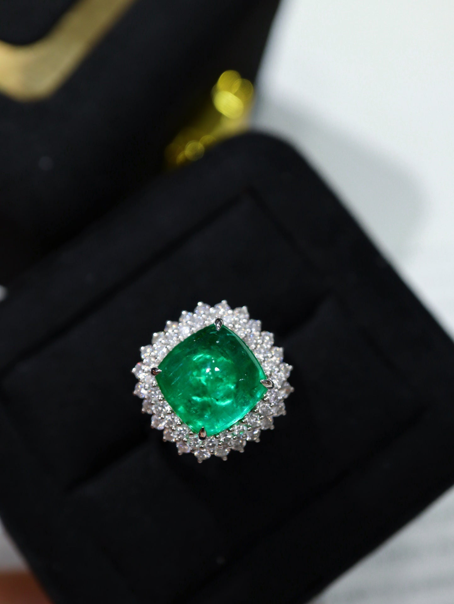 Sugarloaf Emerald Ring:豪华珠宝