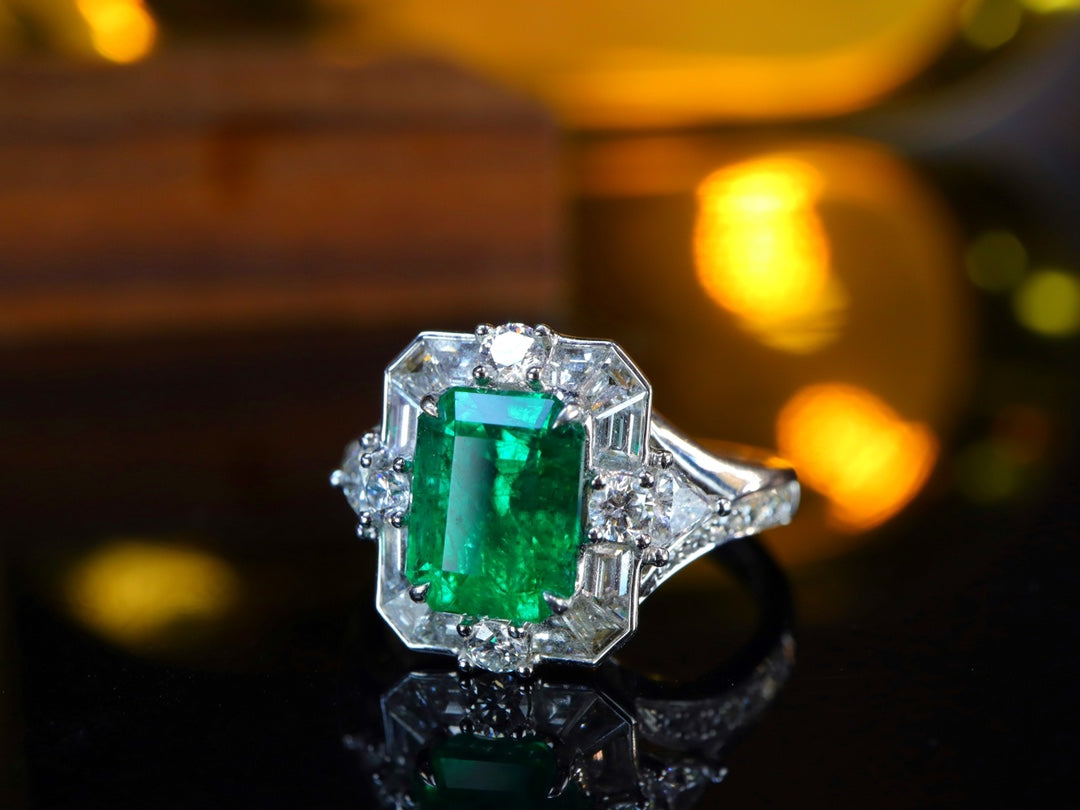 Smaragdring – Leuchtend grüner Luxusschmuck mit funkelnden Diamanten