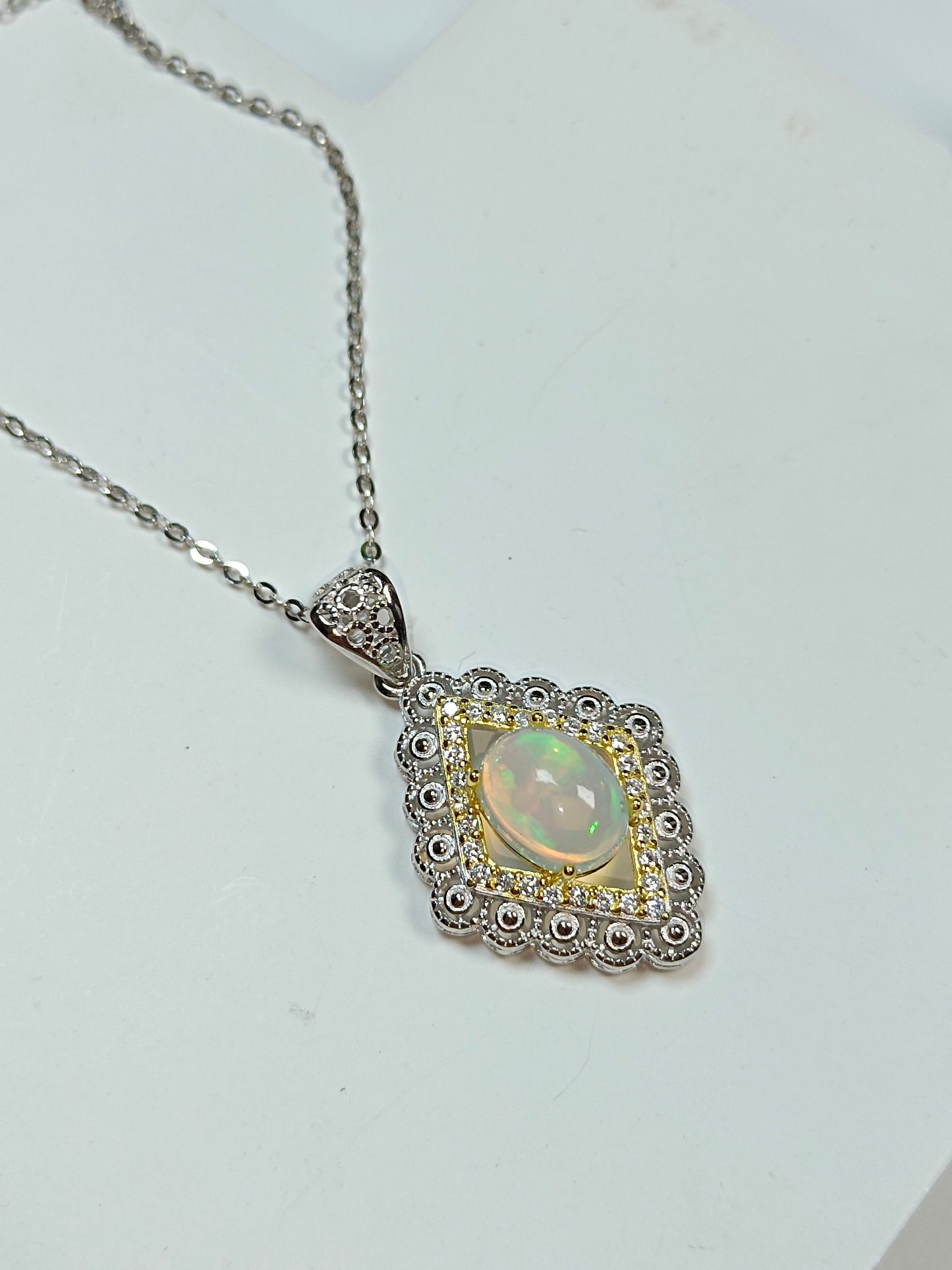 S925 Silver Embedded Opal Rhombus Pendant - Ny Chanel-stil Elegant Colored Gem Pendant smykker
