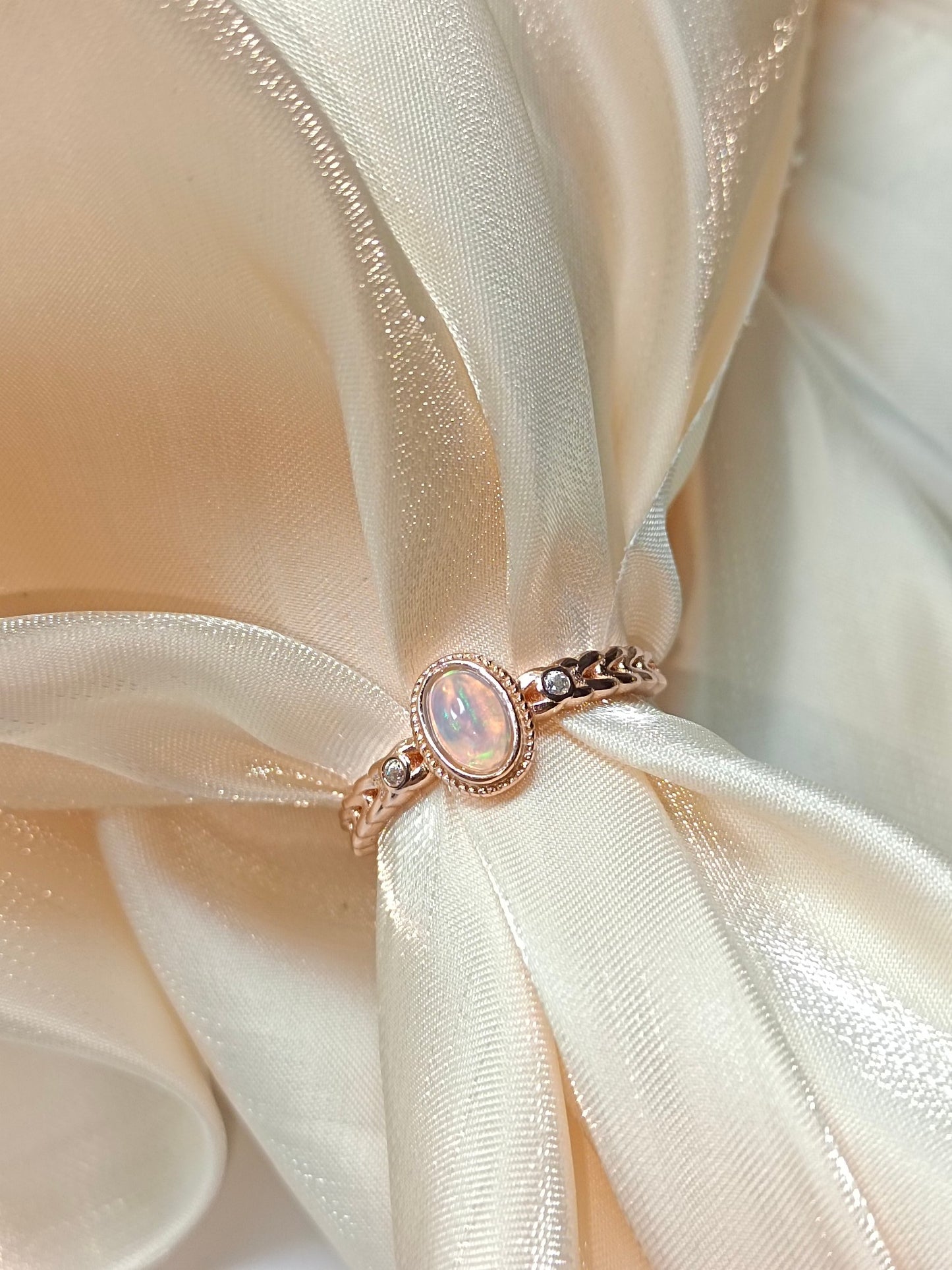 Anello opale incorporato in argento S925: gioielli eleganti e versatili