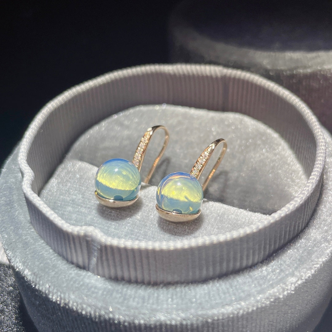 Style sans effort : boucles d'oreilles en ambre bleu dominicain incrustée d'or 18 carats