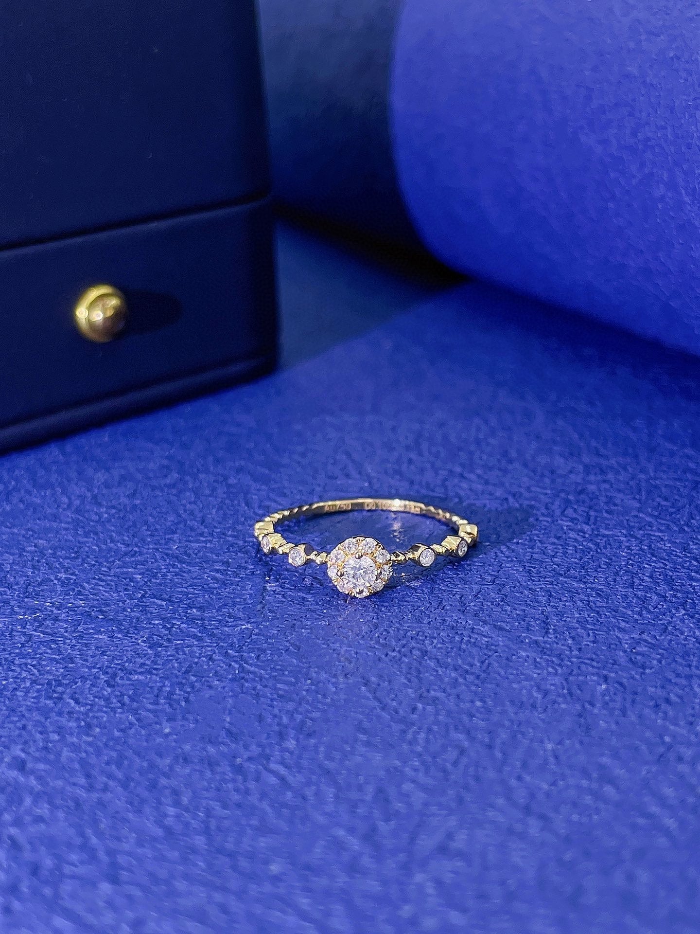 Anillo de burbuja con cuentas de perlas cultivadas de 18 quilates: pieza de joyería exquisita