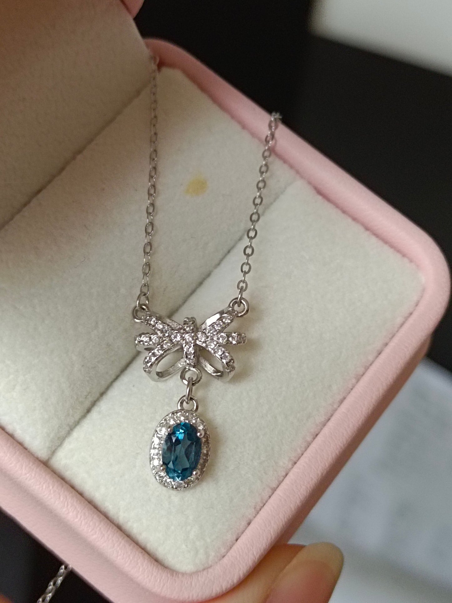 London Blue Topaz Bowknot Halskjede - Minimalistisk Sterling Sølv smykker