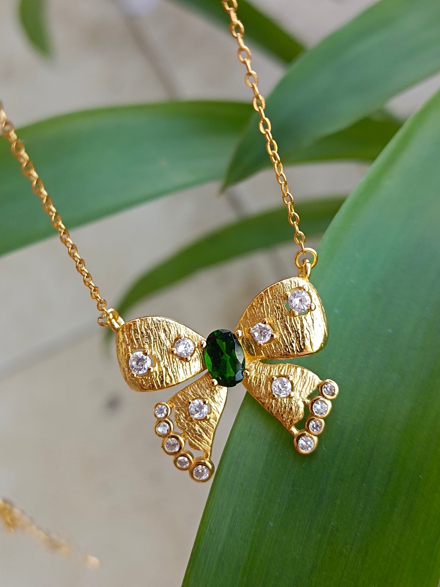 Collana con fiocco in diopside naturale: gioielli eleganti da indossare tutti i giorni