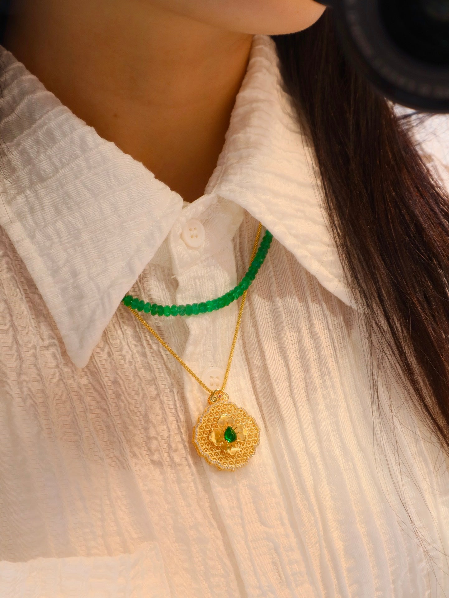 Colgante de filigrana Ruyi con piedra preciosa esmeralda: artesanía de joyería exquisita