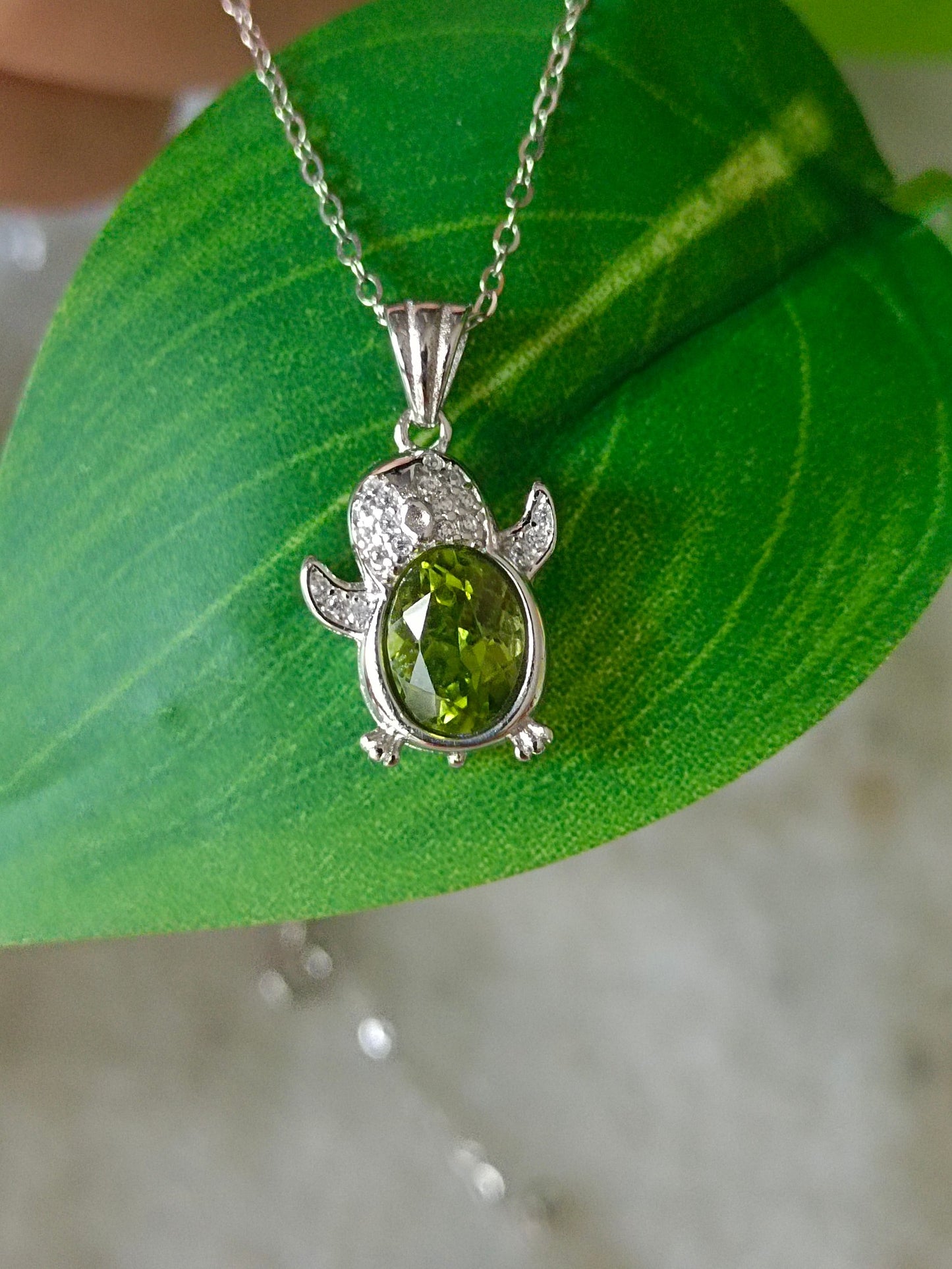 Natural Peridot riipus – hienoja koruja joka tilanteeseen