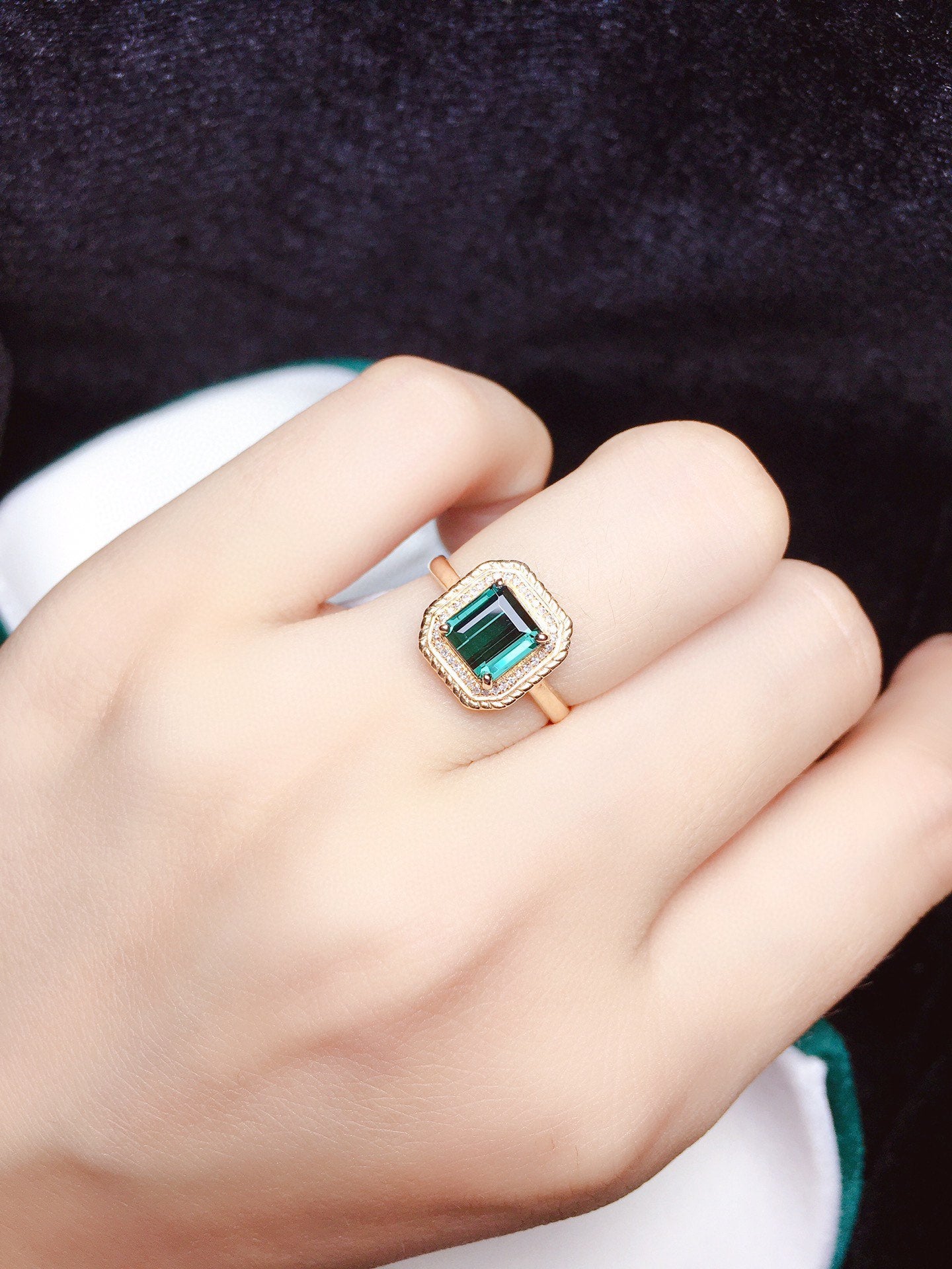 Anillo de Turmalina Natural - Exquisita Joyería de Oro y Diamantes de 18k