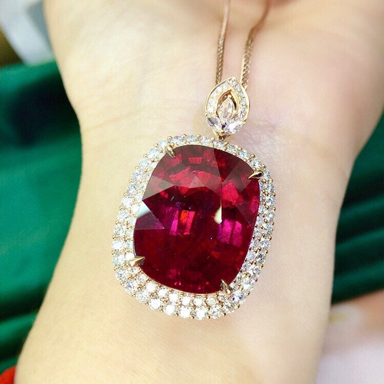 Exquisiter Bixbite-Anhänger mit großem Karat in Sammlerqualität – Luxus-Schmuck in 18-Karat-Goldfassung