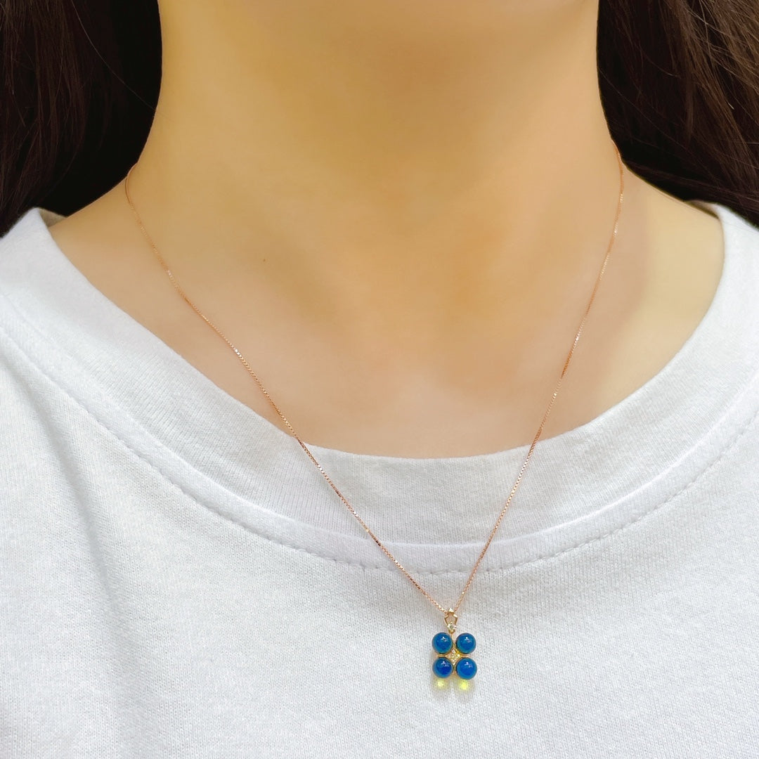 Liniște elegantă: bijuterii cu pandantiv cu chihlimbar albastru dominican încorporat în aur de 18k