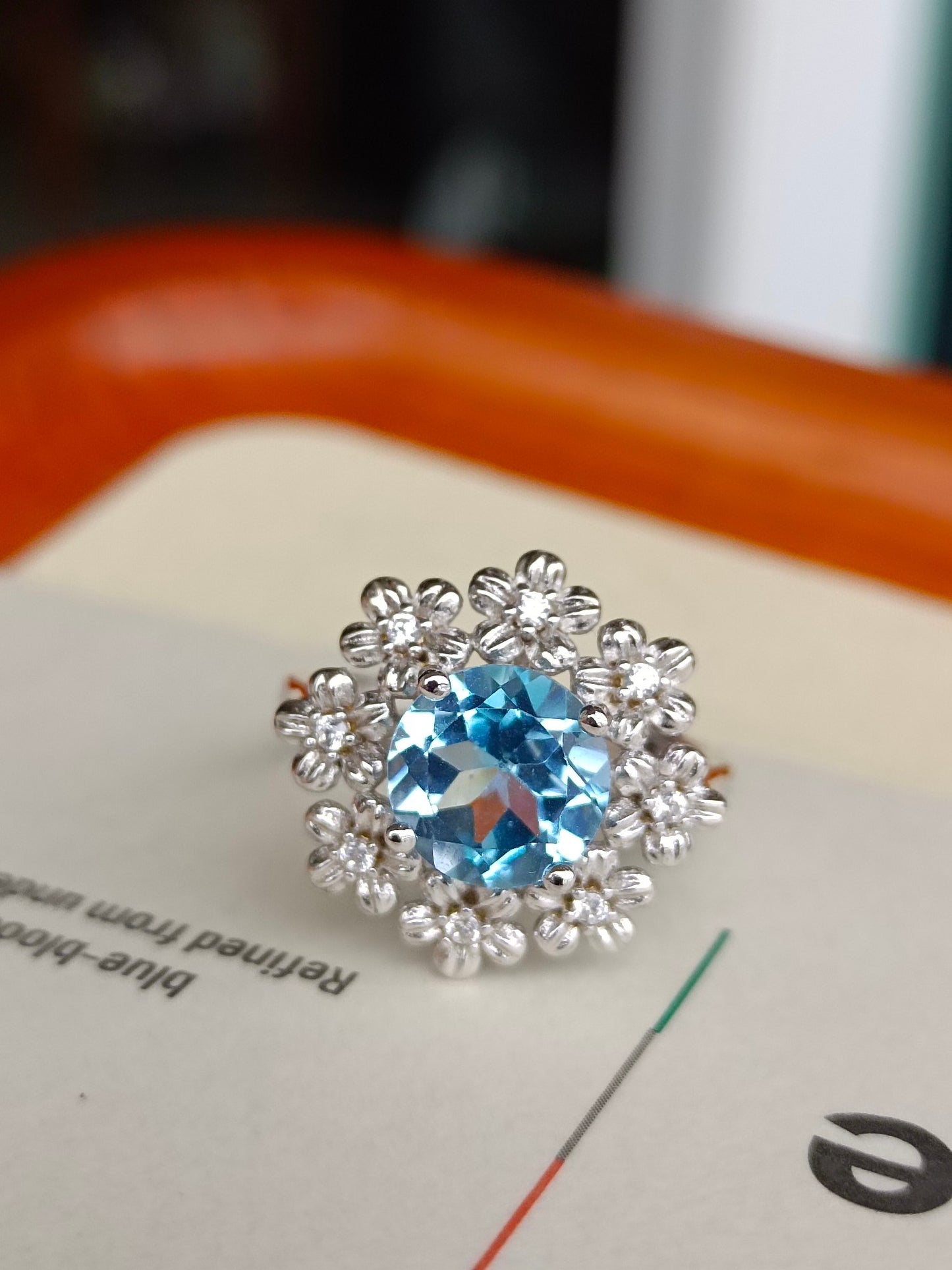 Squisito anello con fiori ricchi di topazi naturali: un gioiello unico