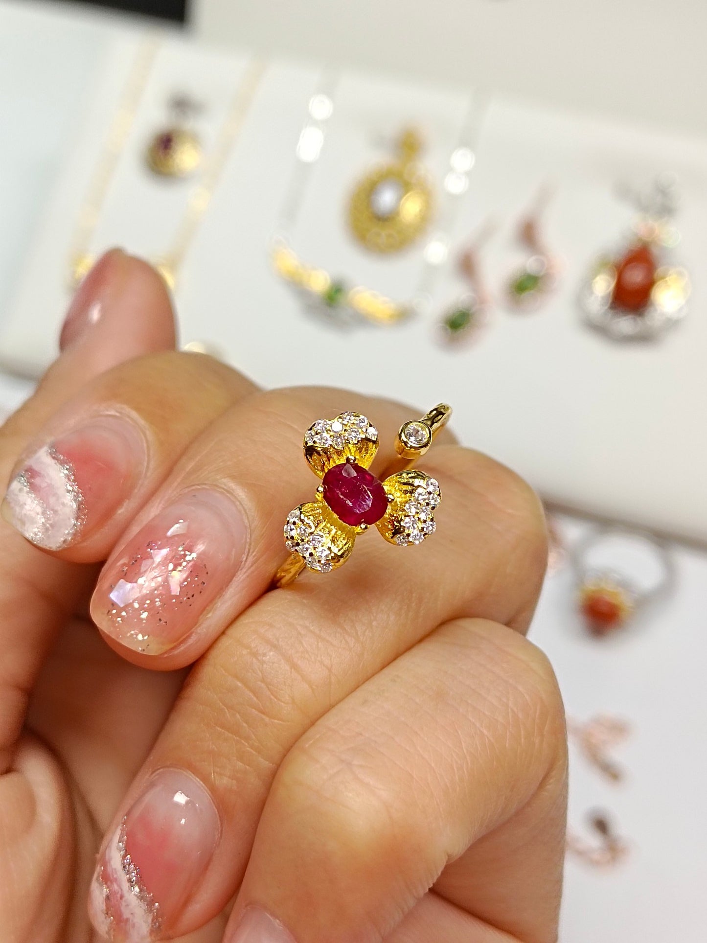 S925 Ruby Flower Justerbar Ring - Elegant smykkestykke