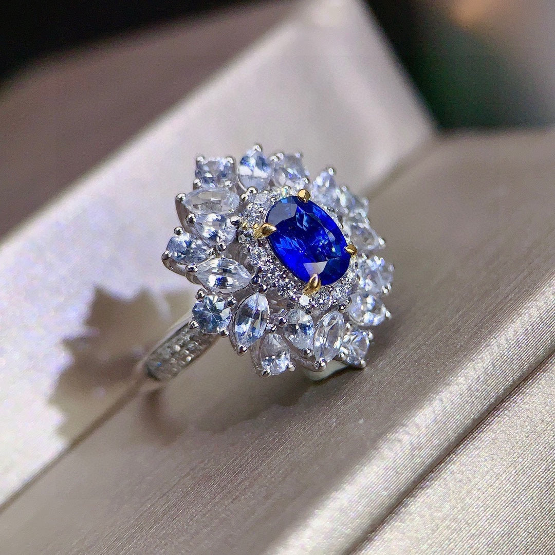 Luxuriöser Saphirring mit Diamantakzenten – High-End-Schmuck