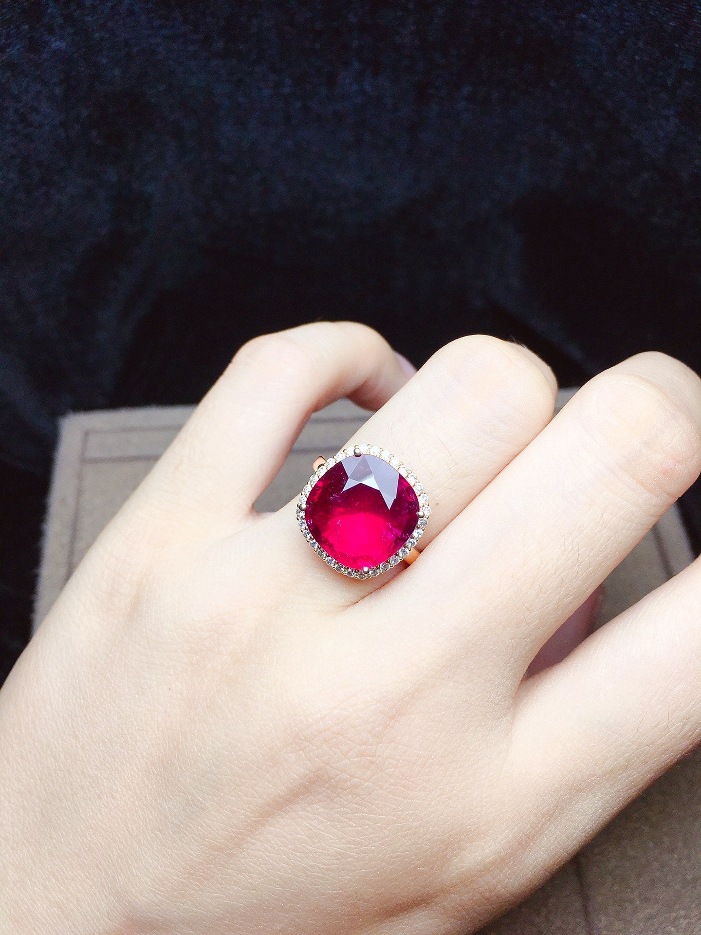 Natürlicher Turmalinring aus 18 Karat Gold mit Diamantakzenten – exquisiter Schmuck