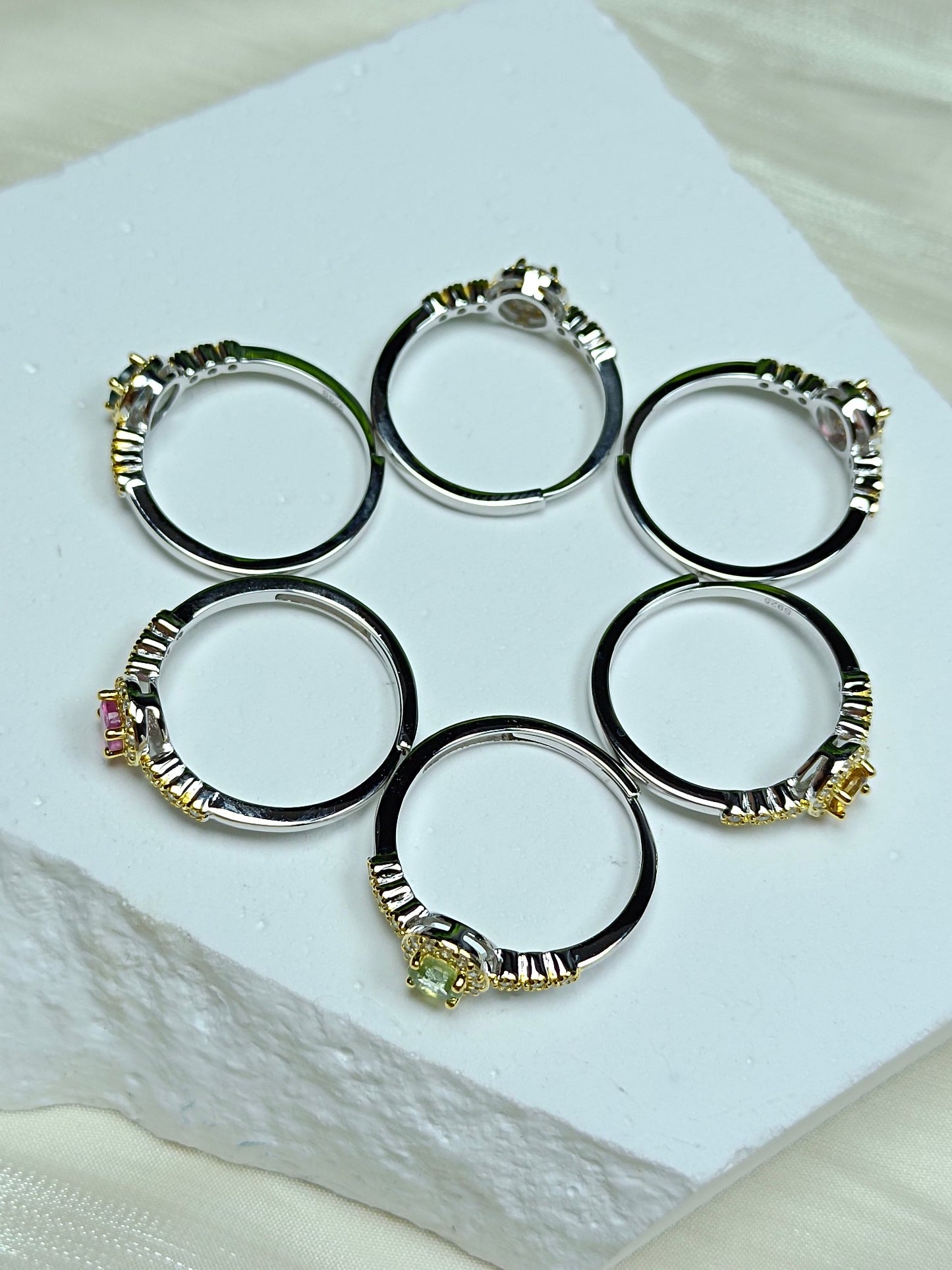 Anello in argento sterling S925 con tormalina arcobaleno color caramello incorporato di pregevole fattura - Gioielli unici