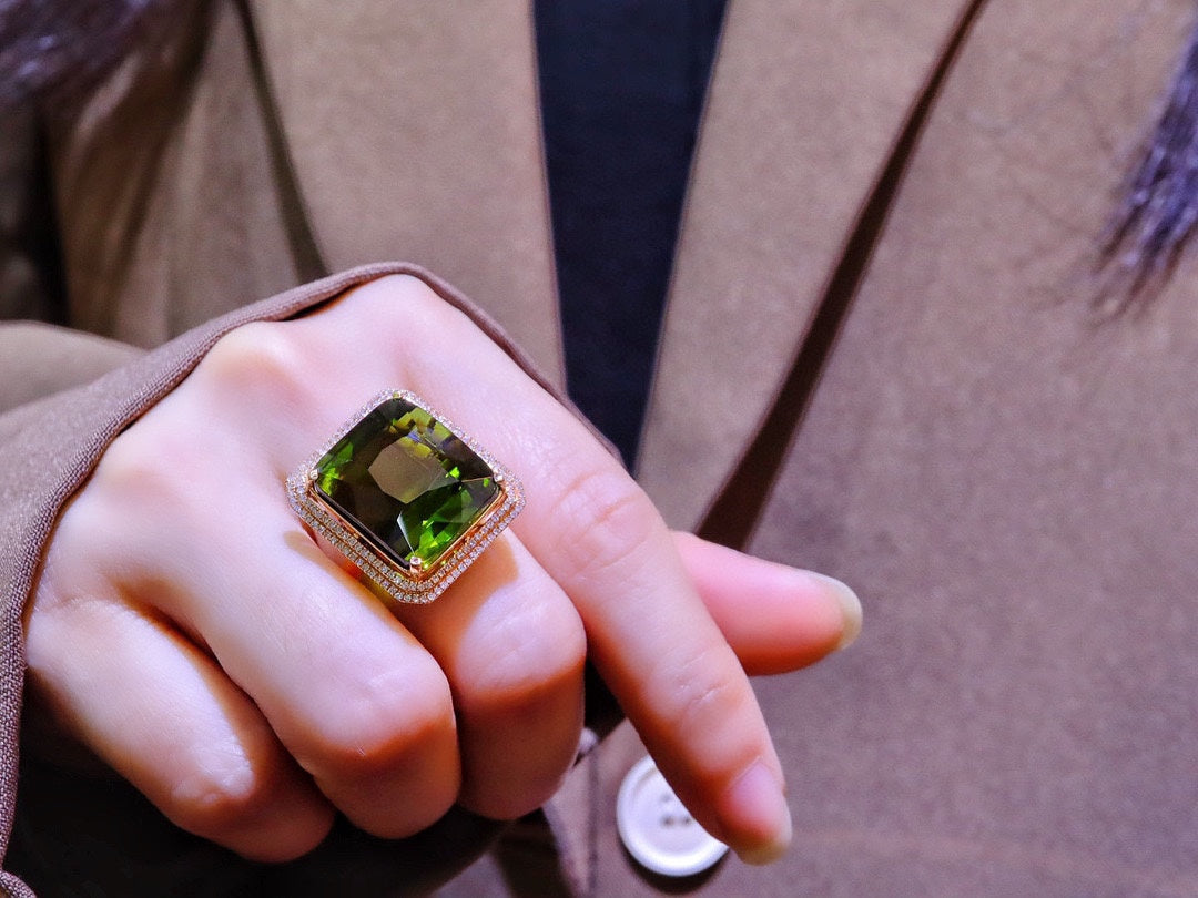 Luxusschmuck: Ring aus natürlichem Turmalin mit Verzierungen aus 18-karätigem Gold und Diamanten