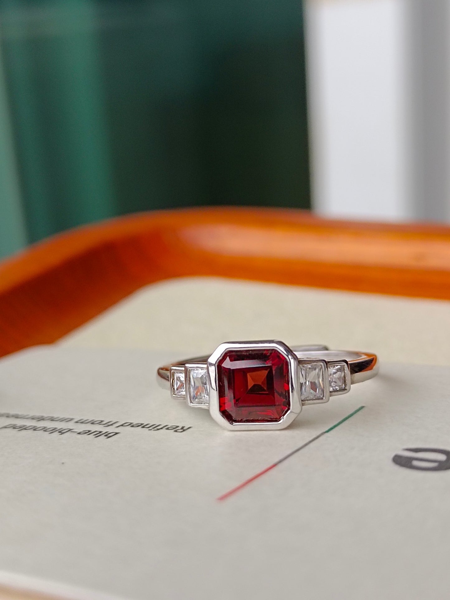Elegante anello con granato naturale taglio principessa - Gioielleria raffinata