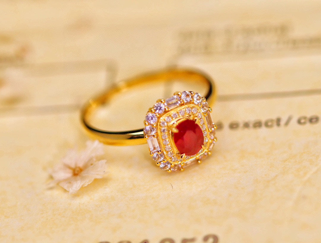 Luxusschmuck: Rubinring aus 18 Karat Gold mit Diamantakzenten