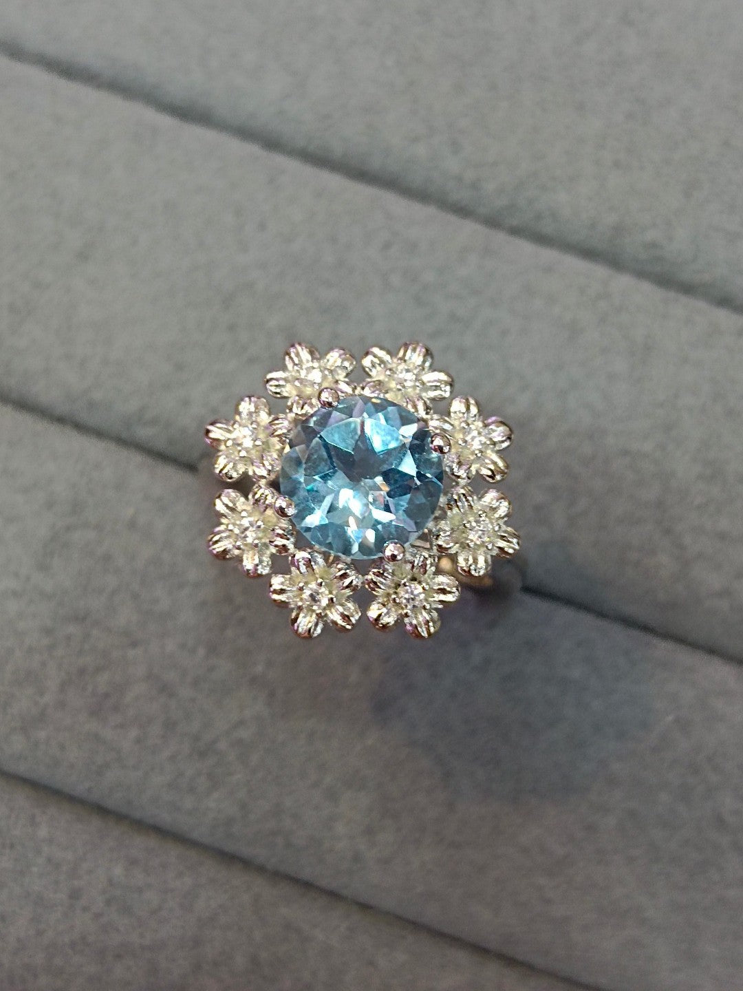 Squisito anello con fiori ricchi di topazi naturali: un gioiello unico