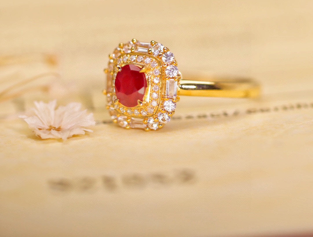 Luxusschmuck: Rubinring aus 18 Karat Gold mit Diamantakzenten