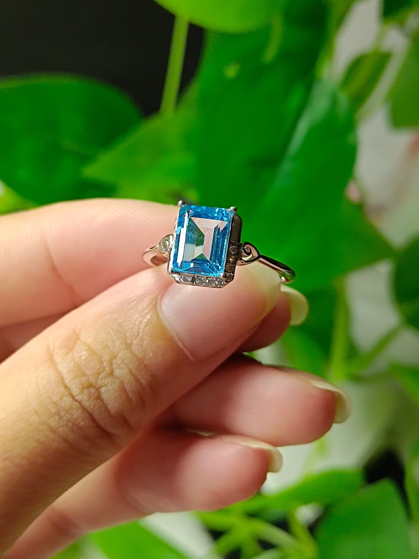 Exquisito anillo cuadrado de topacio azul suizo natural - Joyería fina