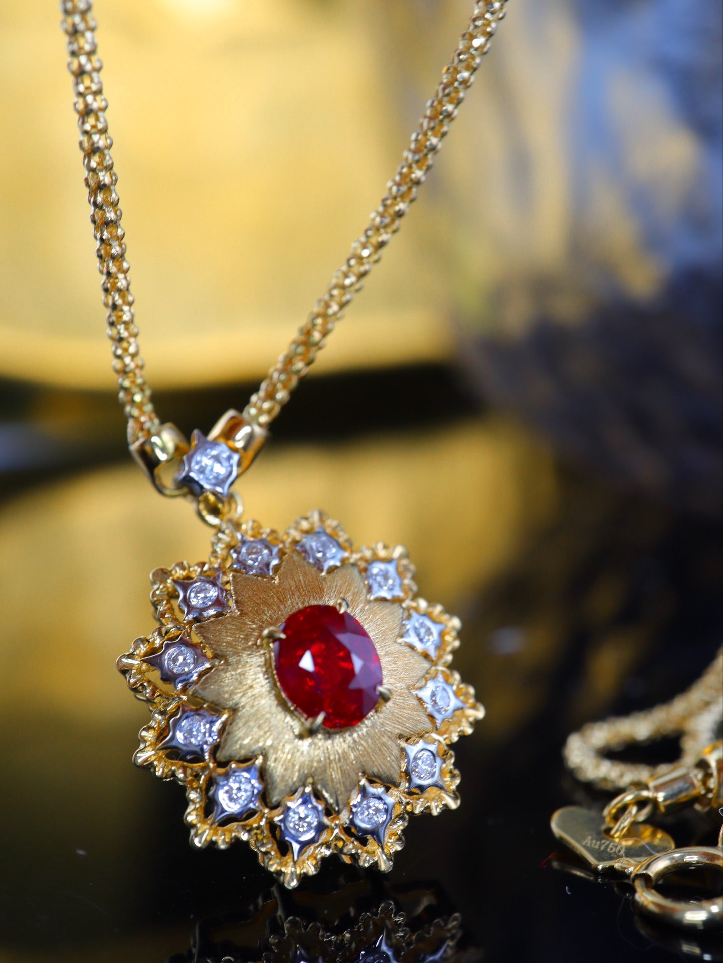 Koleksi Perhiasan Keanggunan Italia: Kalung Emas Kerajinan yang terinspirasi Buccellati dengan Liontin Ruby dan Zamrud