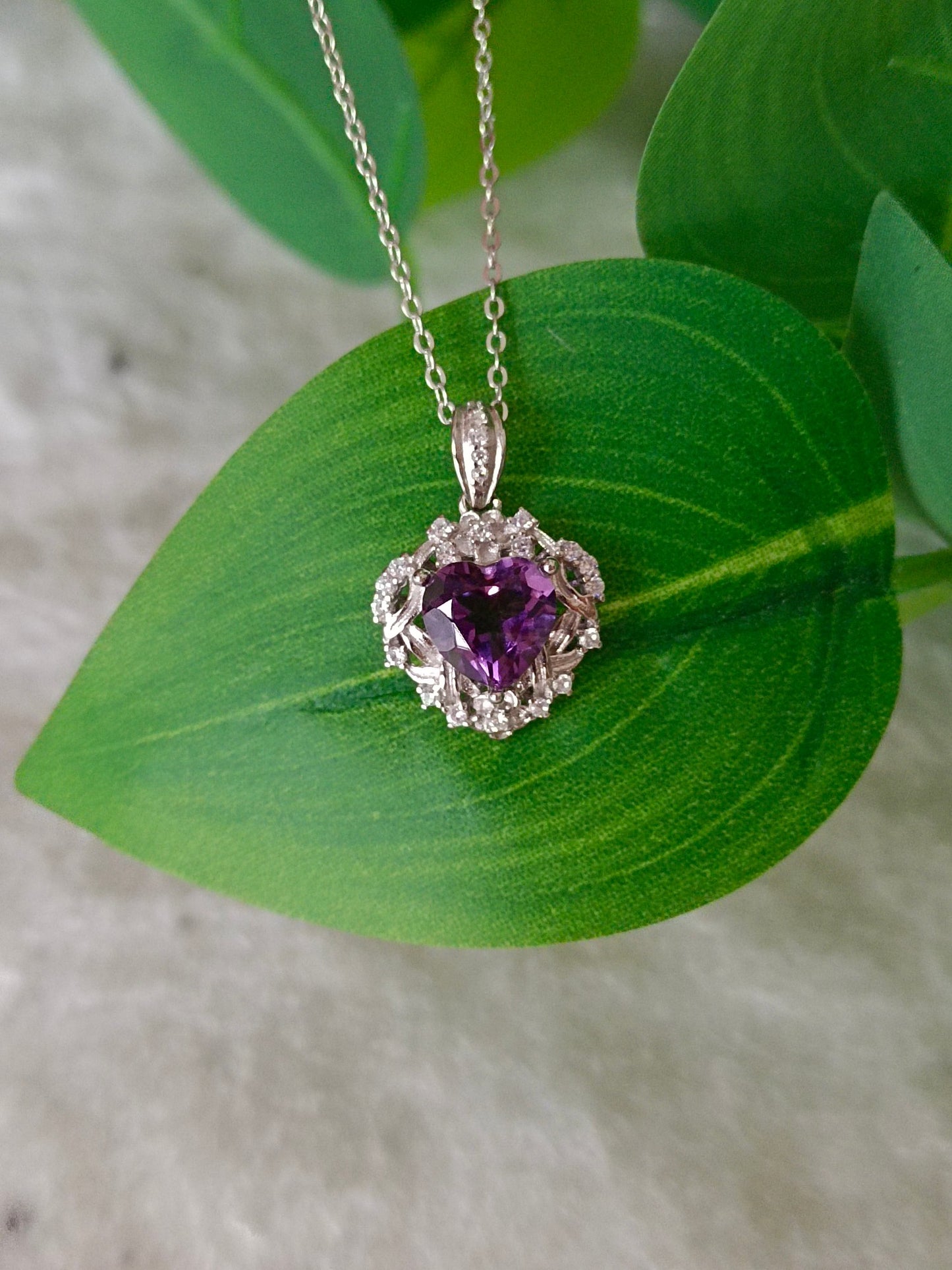 Naturlig ametyst hjerteanheng - elegante vintagesmykker