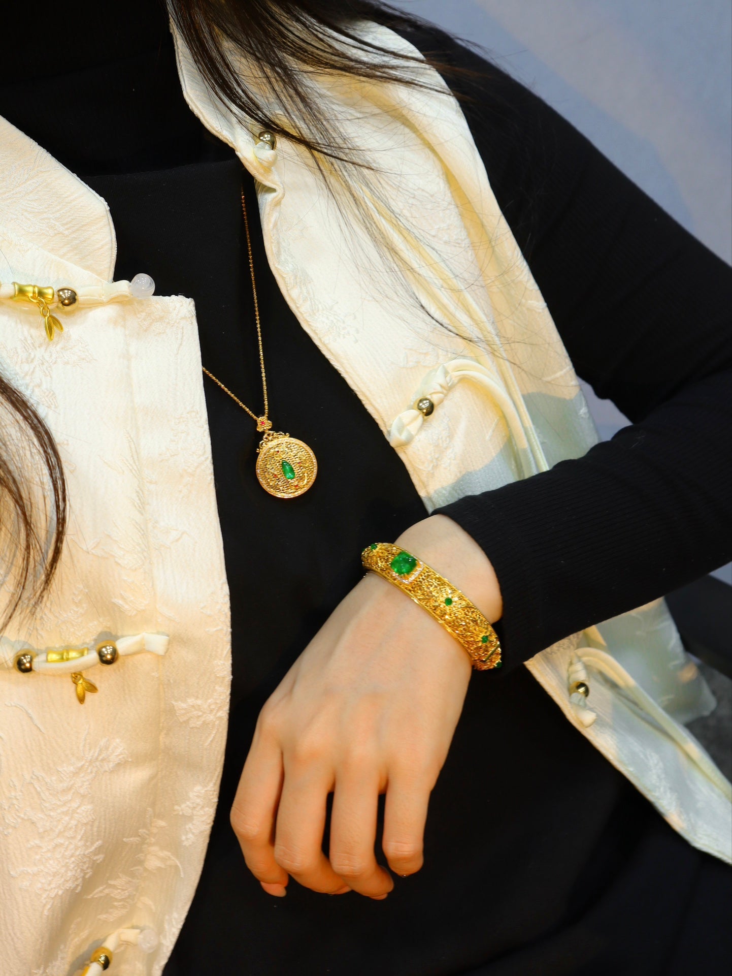 Exquisites filigranes Smaragd-Armband – ein Schmuckschatz