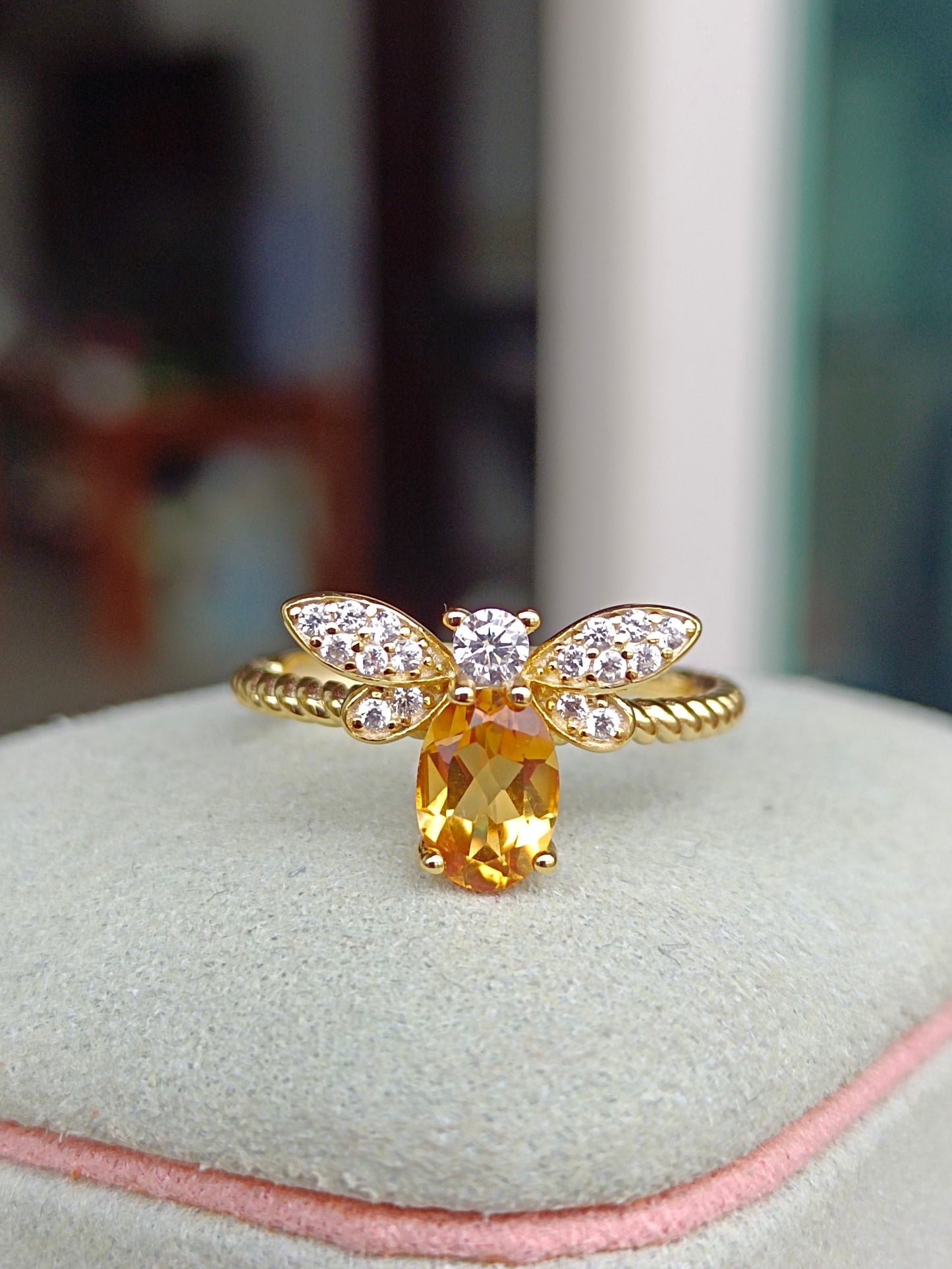 Vibrant Yellow Crystal Bee Ring - Unikt smykke