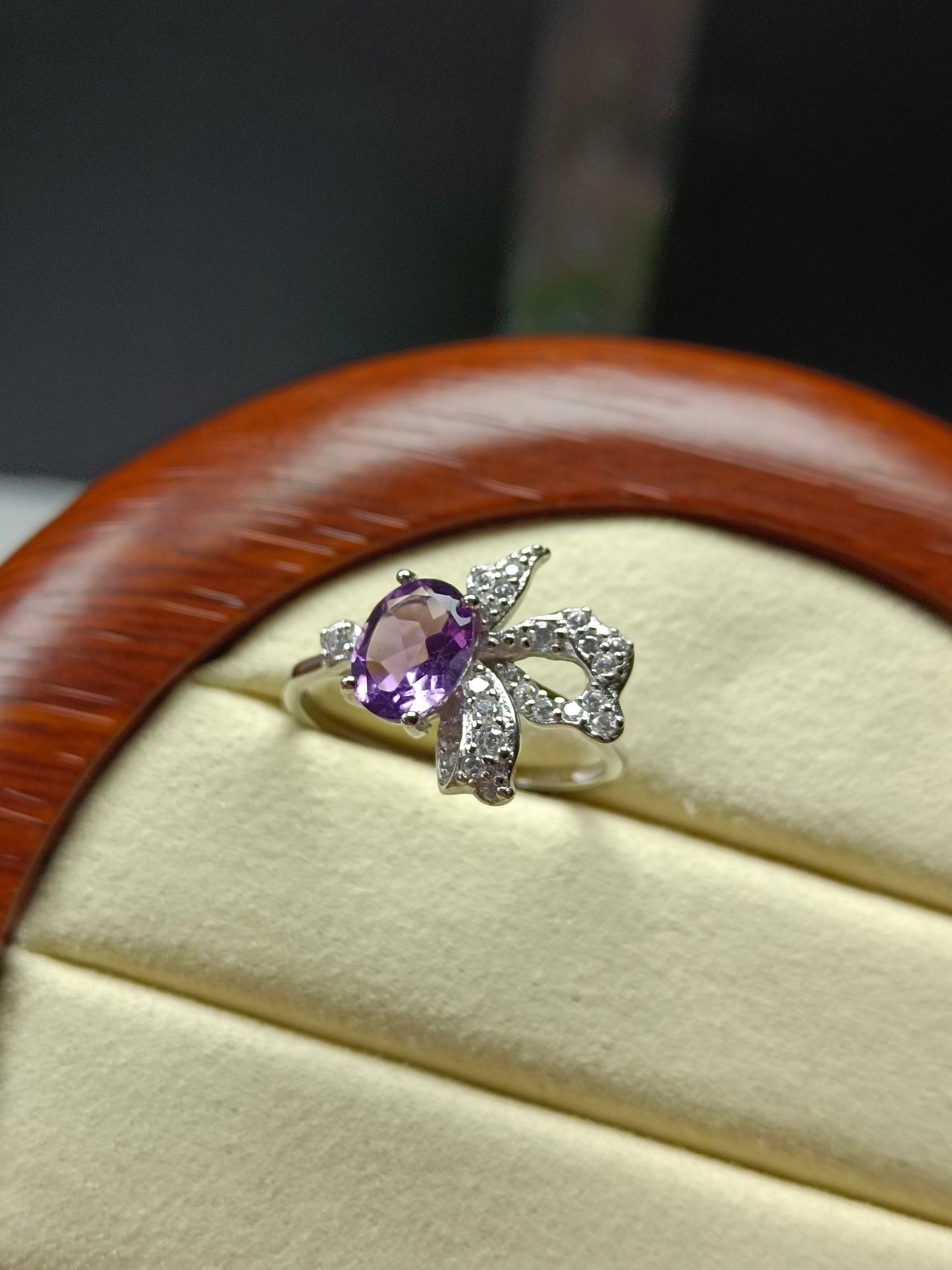 Anello con ametista naturale: gioielli squisiti per dita eleganti